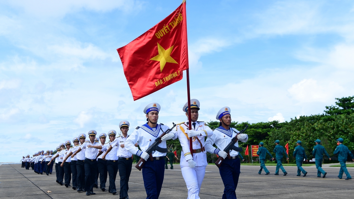 Thiêng liêng Lễ chào cờ và duyệt đội ngũ trên đảo Trường Sa